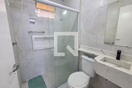 Banheiro de apartamento para alugar com 1 quarto, 51m² em Vila Tupi, Praia Grande