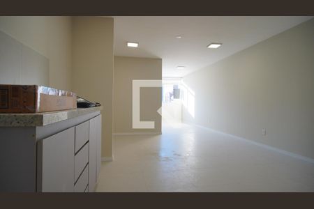 Cozinha e sala  de apartamento à venda com 1 quarto, 50m² em Passo D’areia, Porto Alegre