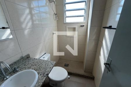 Banheiro de apartamento para alugar com 2 quartos, 49m² em Praia da Bandeira, Rio de Janeiro