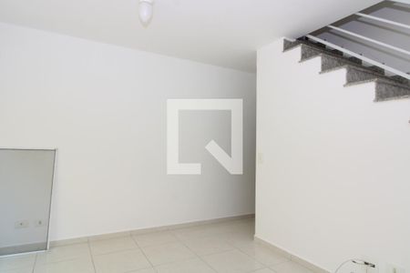 Sala de casa de condomínio para alugar com 2 quartos, 80m² em Vila Ré, São Paulo