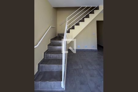 Escada de casa para alugar com 2 quartos, 75m² em Jardim Seckler, São Paulo