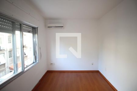 Quarto 1 de apartamento para alugar com 2 quartos, 44m² em Jardim Itu, Porto Alegre
