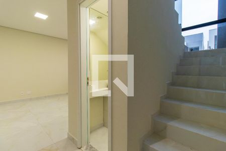 Escadas de casa de condomínio para alugar com 3 quartos, 167m² em Parque Rincao, Cotia