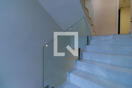 Escadas de casa de condomínio para alugar com 3 quartos, 167m² em Parque Rincao, Cotia