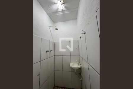 banheiro de kitnet/studio para alugar com 1 quarto, 11m² em Santo Andre, Belo Horizonte