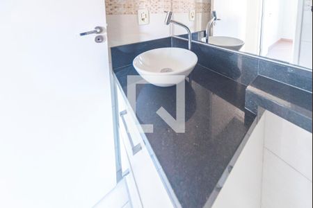 Banheiro  de apartamento à venda com 2 quartos, 49m² em Parque Sao Vicente, Santo André