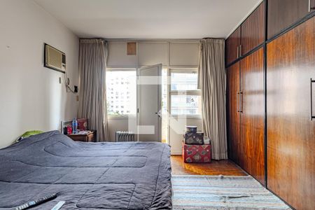 Cama com cobertor e televisão na parede, com vista para a rua. de apartamento à venda com 4 quartos, 178m² em Santa Cecilia, São Paulo