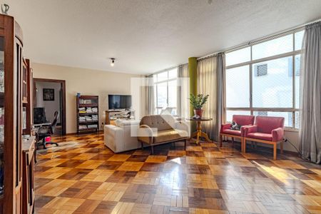 Sala de estar com móveis de madeira e piso de parquete, com uma televisão e uma planta no canto. de apartamento à venda com 4 quartos, 178m² em Santa Cecilia, São Paulo