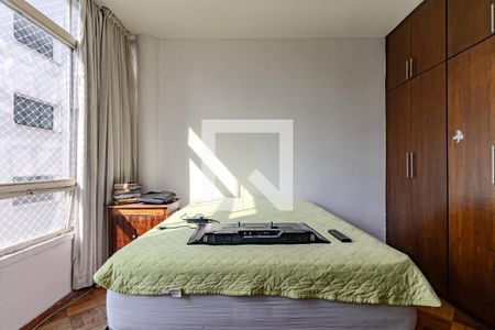 Cama simples com TV montada na parede, com um pequeno armário ao lado e uma janela com cortinas claras. de apartamento à venda com 4 quartos, 178m² em Santa Cecilia, São Paulo