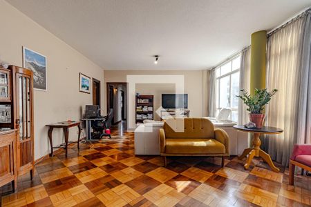 Sala de estar com móveis de madeira e piso de parquet, iluminada por janelas grandes e com uma TV no fundo. de apartamento à venda com 4 quartos, 178m² em Santa Cecilia, São Paulo