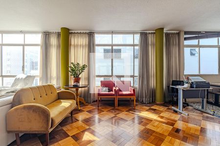 Sala com móveis de estilo vintage e piso de madeira parquet, com vista para a cidade. de apartamento à venda com 4 quartos, 178m² em Santa Cecilia, São Paulo