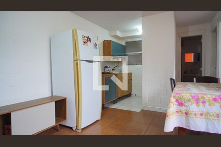 Sala e cozinha  de apartamento à venda com 2 quartos, 38m² em Mário Quintana, Porto Alegre
