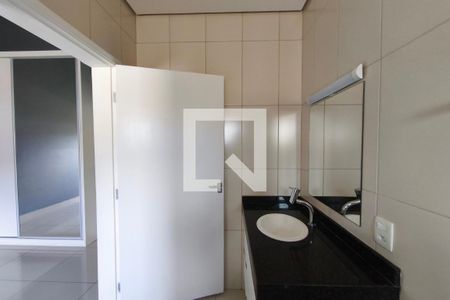 Banheiro Suíte de casa de condomínio para alugar com 3 quartos, 185m² em Swiss Park, Campinas