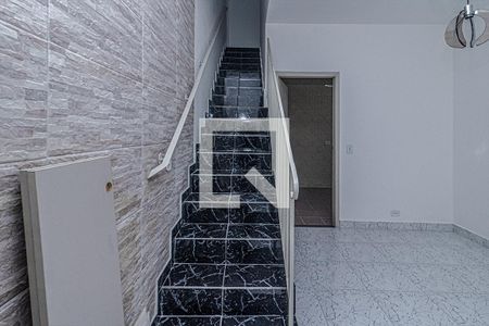 acesso para o piso superior_1 de casa para alugar com 2 quartos, 70m² em Vila Moraes, São Paulo