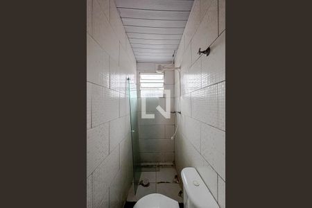 Banheiro de casa para alugar com 1 quarto, 60m² em Vila Invernada, São Paulo