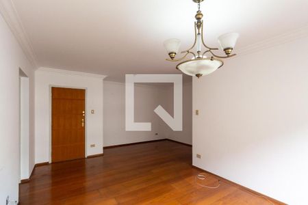 Sala de estar com piso de madeira e iluminação adequada. de apartamento à venda com 4 quartos, 106m² em Jardim Paulista, São Paulo