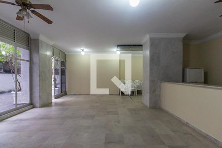 Sala de estar com piso de porcelanato e iluminação adequada. de apartamento à venda com 4 quartos, 106m² em Jardim Paulista, São Paulo