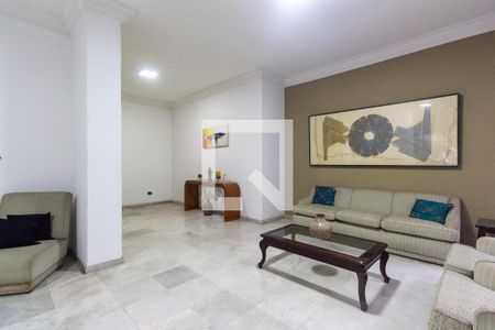 Sala de estar com móveis modernos e decoração minimalista, iluminada por luz natural e artificial. de apartamento à venda com 4 quartos, 106m² em Jardim Paulista, São Paulo