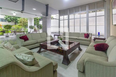 Sala de estar com móveis de estilo clássico e janelas grandes, iluminada por luz natural e artificial. de apartamento à venda com 4 quartos, 106m² em Jardim Paulista, São Paulo