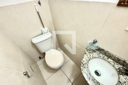 Banheiro de casa para alugar com 2 quartos, 67m² em Vila Paranagua, São Paulo