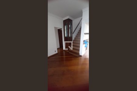 Escada de apartamento para alugar com 4 quartos, 140m² em Coração Eucarístico, Belo Horizonte