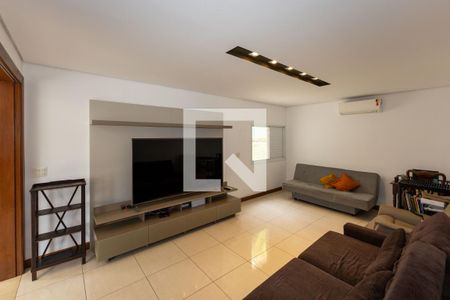 Sala de TV de casa de condomínio para alugar com 4 quartos, 802m² em Chácara Silveira Ramos, Nova Lima