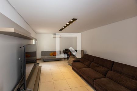 Sala de TV de casa de condomínio para alugar com 4 quartos, 802m² em Chácara Silveira Ramos, Nova Lima