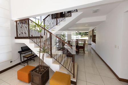 Escada para os Quartos de casa de condomínio para alugar com 4 quartos, 802m² em Chácara Silveira Ramos, Nova Lima