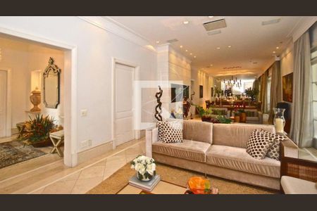Casa à venda com 8 quartos, 584m² em Vila Madalena, São Paulo