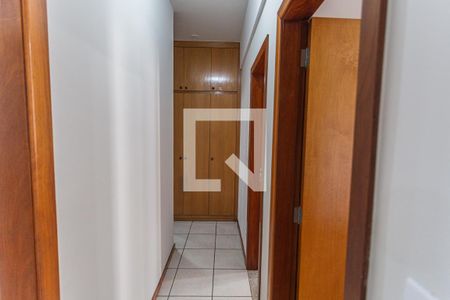 Corredor de apartamento para alugar com 2 quartos, 64m² em Funcionários, Belo Horizonte