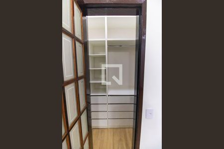 Closet da suíte 1 de casa para alugar com 3 quartos, 319m² em São Francisco, Niterói