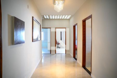 Corredor de casa para alugar com 4 quartos, 350m² em Vila Santo Estefano, São Paulo