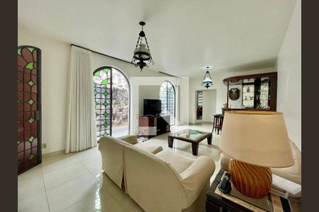 Casa para alugar com 4 quartos, 400m² em Colégio Batista, Belo Horizonte