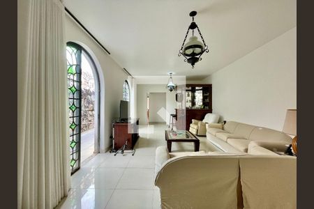 Casa para alugar com 4 quartos, 400m² em Colégio Batista, Belo Horizonte