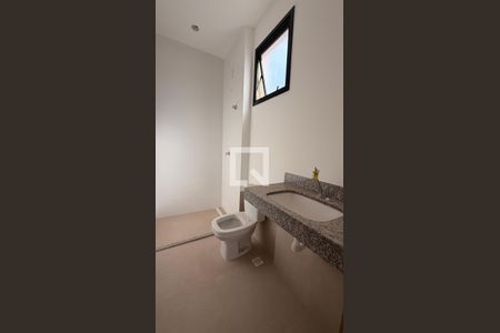 Banheiro da Suíte 1 de casa de condomínio à venda com 4 quartos, 160m² em Jardim Planalto, Goiânia