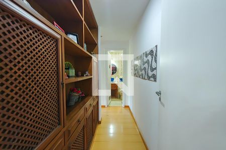 Corredor  de apartamento para alugar com 2 quartos, 95m² em Laranjeiras, Rio de Janeiro