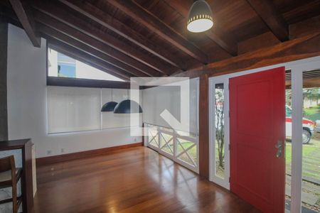 sala de casa de condomínio para alugar com 4 quartos, 840m² em Cavalhada, Porto Alegre