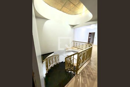Escada de casa à venda com 3 quartos, 315m² em Vila Vitória, Santo André