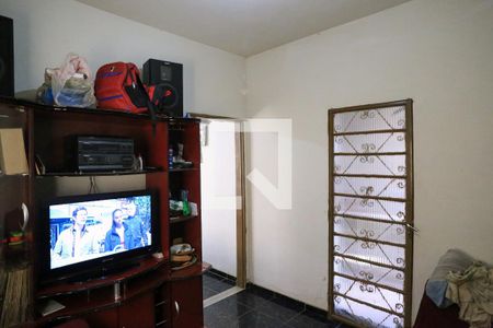 Sala de TV de casa à venda com 2 quartos, 120m² em Pirajá, Belo Horizonte