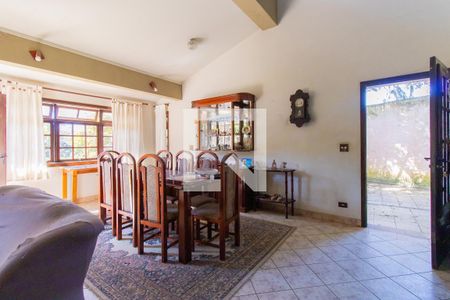 Sala de casa de condomínio para alugar com 6 quartos, 270m² em Jardim Nomura, Cotia