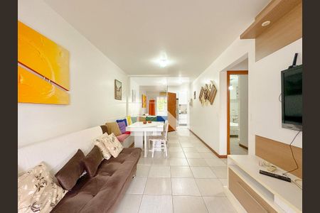 Sala de TV de apartamento para alugar com 2 quartos, 62m² em Canasvieiras, Florianópolis