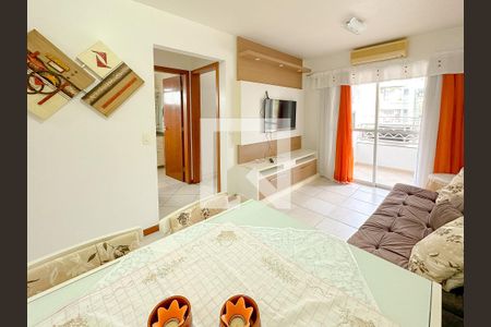 Sala de TV de apartamento para alugar com 2 quartos, 62m² em Canasvieiras, Florianópolis