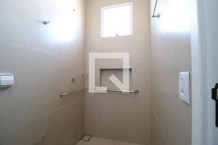 Banheiro do Quarto 1 de casa para alugar com 2 quartos, 50m² em Jardim Holanda, Uberlândia