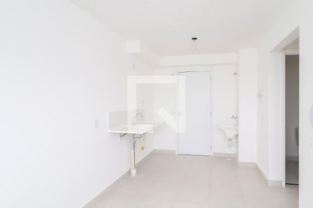 Sala/Cozinha de apartamento para alugar com 2 quartos, 32m² em Vila Carmosina, São Paulo