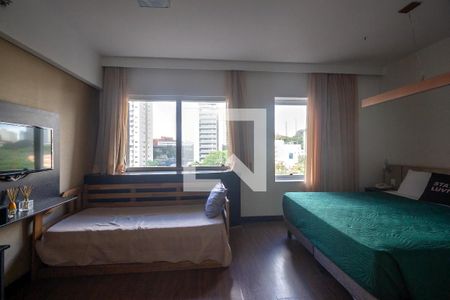 Quarto com cama de solteiro e cama de casal, com TV e janela grande, com vista para a cidade. de kitnet/studio à venda com 1 quarto, 29m² em Bela Vista, São Paulo