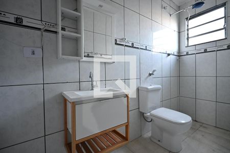 Banheiro de casa para alugar com 1 quarto, 50m² em Jardim Campo Limpo, São Paulo
