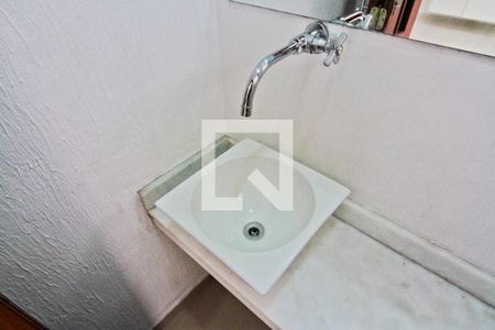 Lavabo de casa de condomínio para alugar com 3 quartos, 145m² em Santa Teresinha, São Paulo