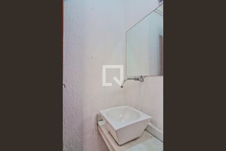 Lavabo de casa de condomínio para alugar com 3 quartos, 145m² em Santa Teresinha, São Paulo