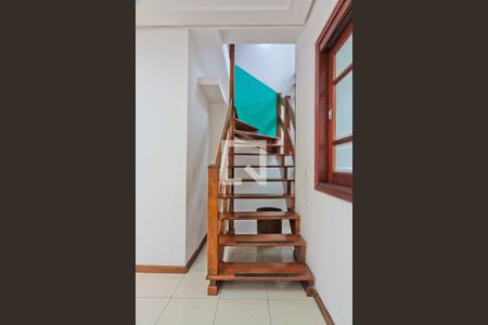 Escada de casa de condomínio para alugar com 3 quartos, 145m² em Santa Teresinha, São Paulo