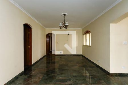 Casa para alugar com 3 quartos, 252m² em Jardim Londrina, São Paulo